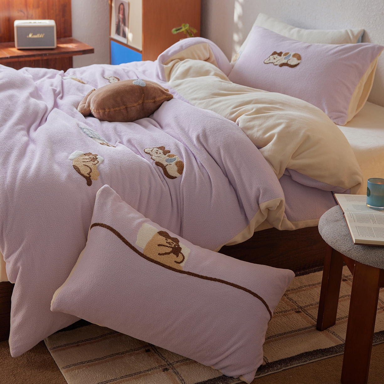 91家纺网 家纺一手货源 找家纺 风向标家纺 2025新款卡通全消光暖呢绒毛巾绣四件套-风格一 躺平猫-淡紫