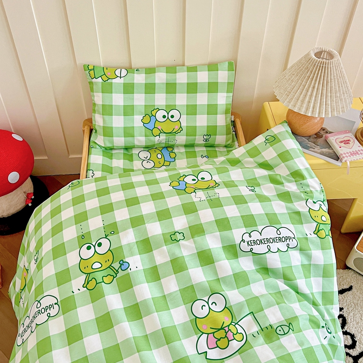 91家纺网 家纺一手货源 找家纺 名兮家居 2025新款全棉小版经典奥特曼-三丽鸥幼儿园儿童套件【含防伪标】 格子大眼蛙