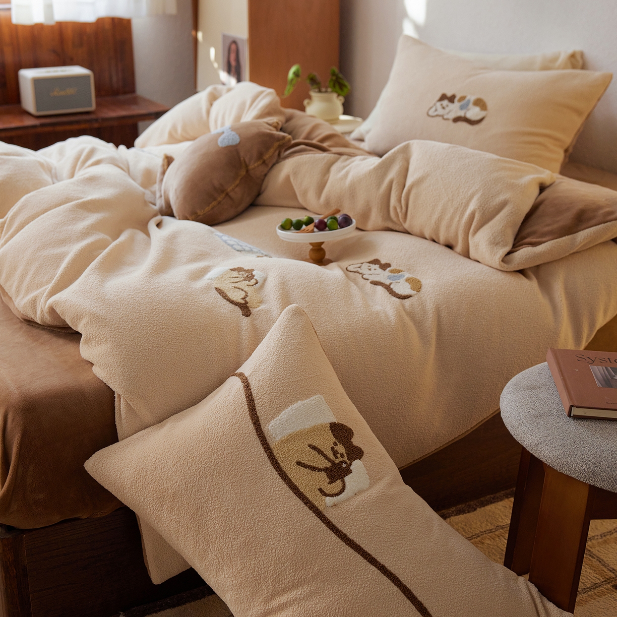 91家纺网 家纺一手货源 找家纺 风向标家纺 2025新款卡通全消光暖呢绒毛巾绣四件套-风格一 躺平猫-奶茶