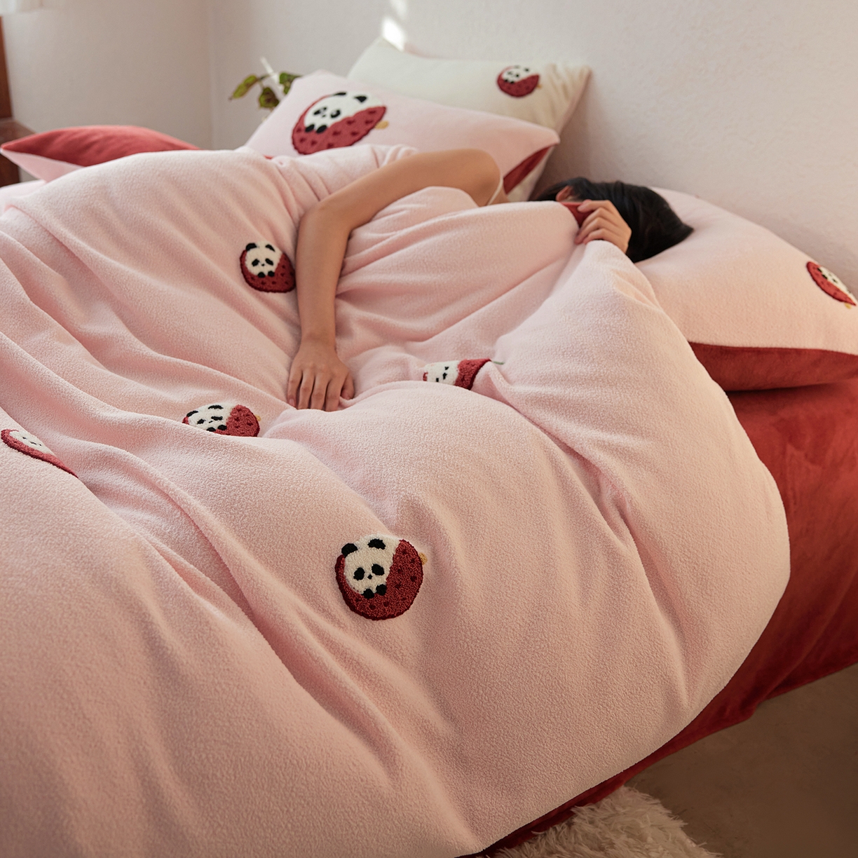 91家纺网 家纺一手货源 找家纺 风向标家纺 2025新款卡通全消光暖呢绒毛巾绣四件套-风格一 荔枝熊猫-红