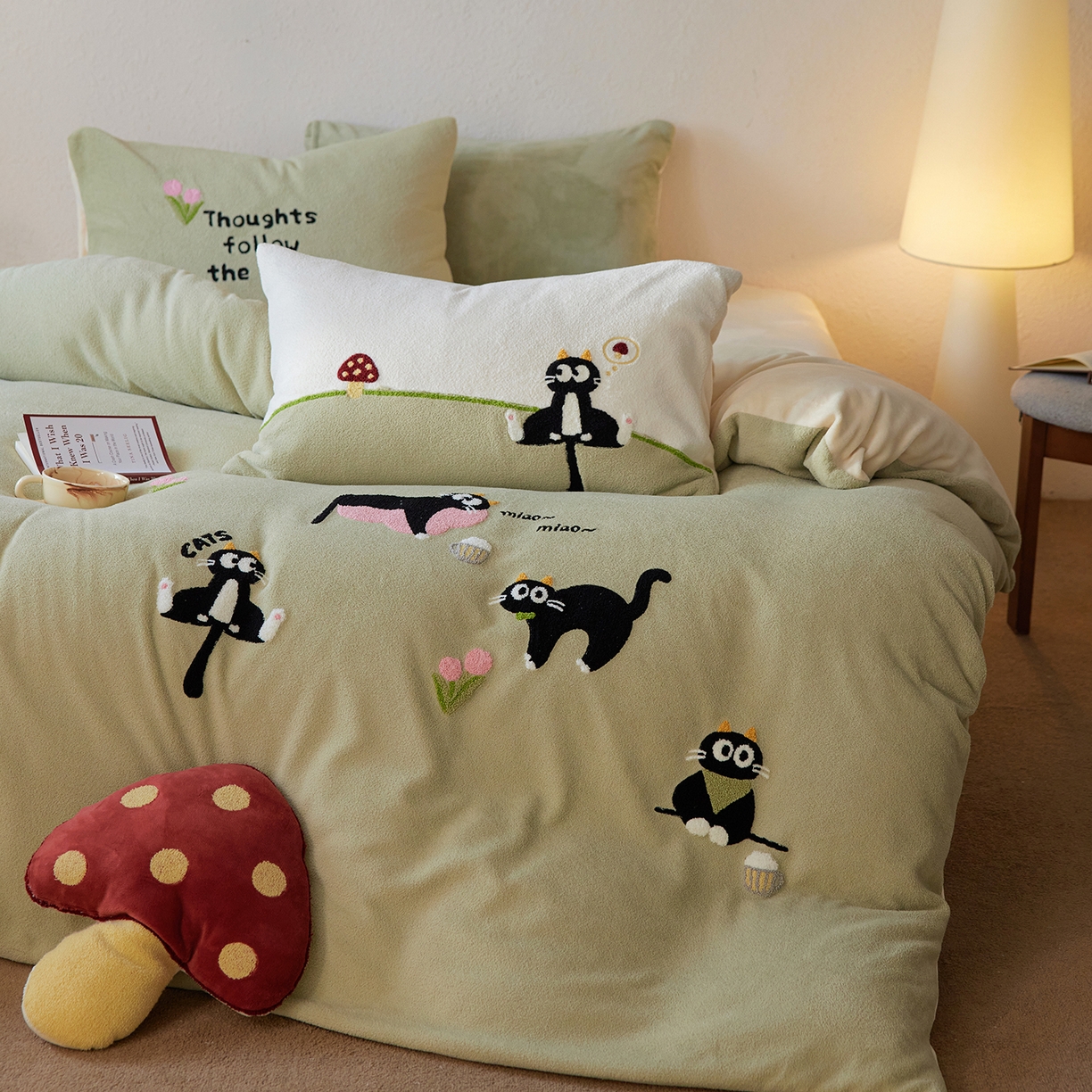 91家纺网 家纺一手货源 找家纺 风向标家纺 2025新款卡通全消光暖呢绒毛巾绣四件套-风格一 炸毛小黑猫-灰绿