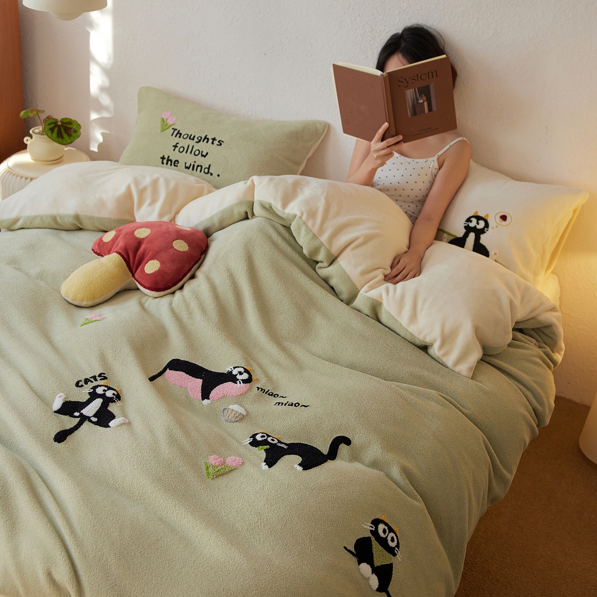 91家纺网 家纺一手货源 找家纺 风向标家纺 2025新款卡通全消光暖呢绒毛巾绣四件套-风格一 炸毛小黑猫-灰绿