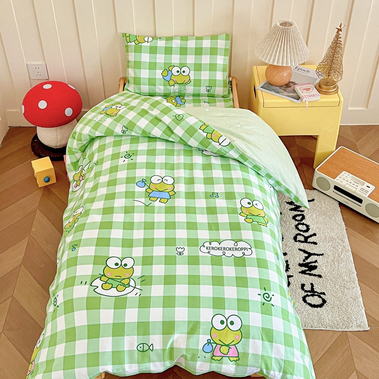 91家纺网 家纺一手货源 找家纺 名兮家居 2025新款全棉小版经典奥特曼-三丽鸥幼儿园儿童套件【含防伪标】 格子大眼蛙