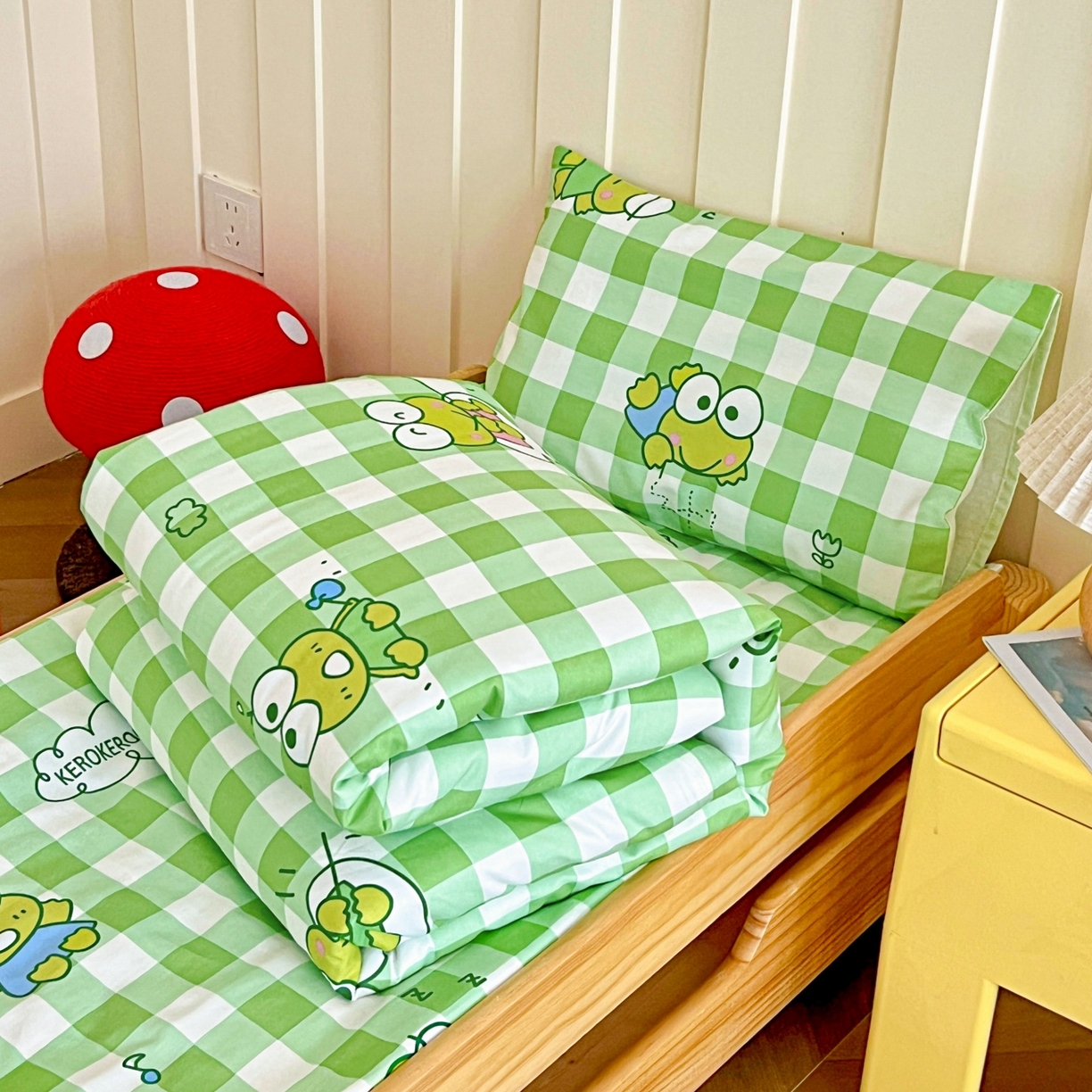 91家纺网 家纺一手货源 找家纺 名兮家居 2025新款全棉小版经典奥特曼-三丽鸥幼儿园儿童套件【含防伪标】 格子大眼蛙