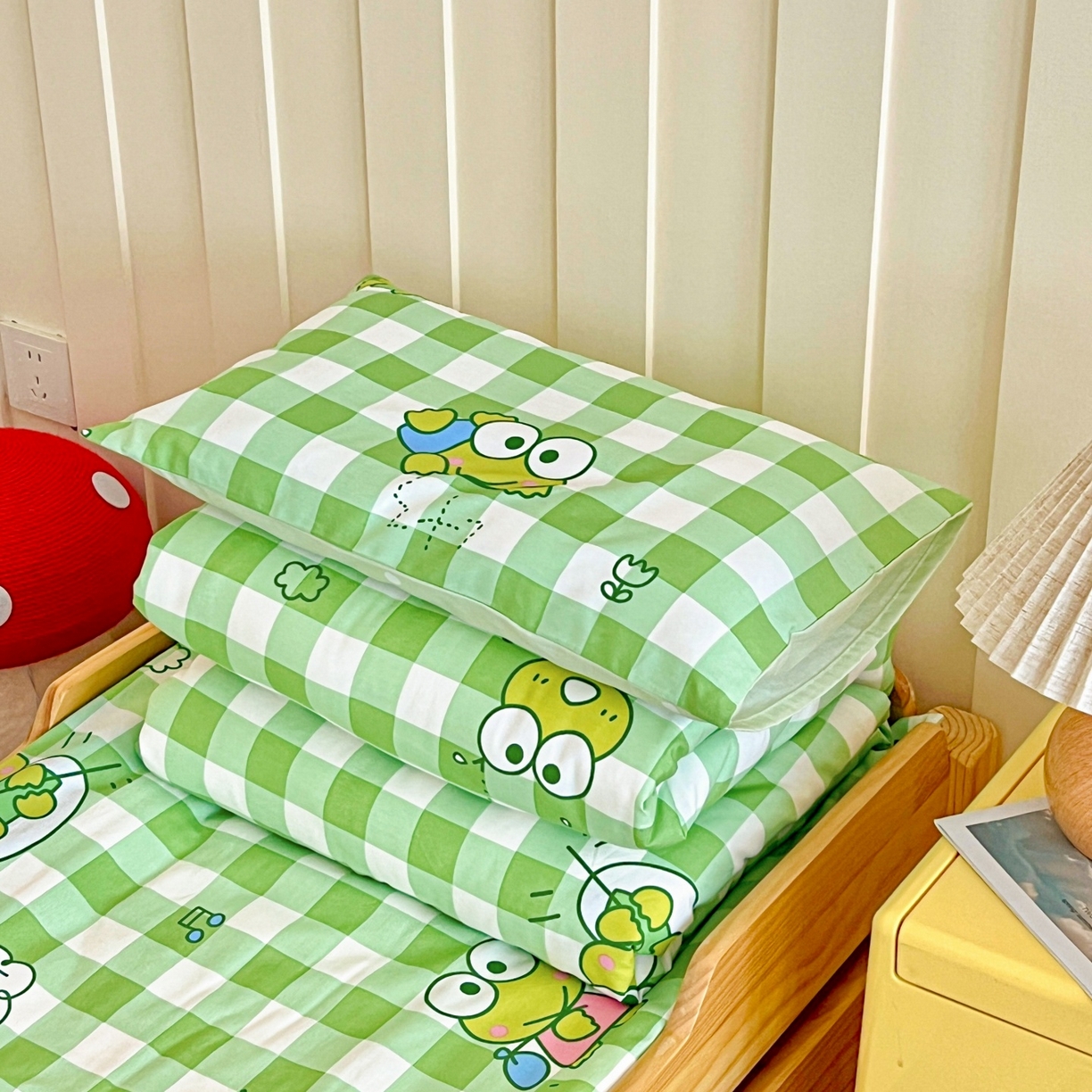 91家纺网 家纺一手货源 找家纺 名兮家居 2025新款全棉小版经典奥特曼-三丽鸥幼儿园儿童套件【含防伪标】 格子大眼蛙
