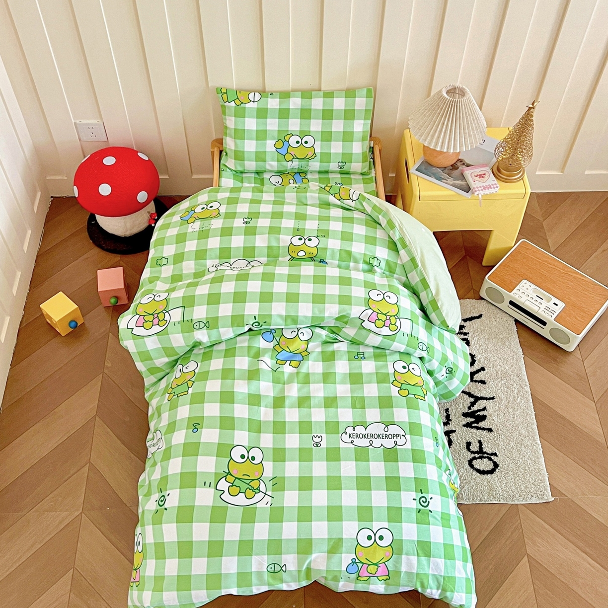 91家纺网 家纺一手货源 找家纺 名兮家居 2025新款全棉小版经典奥特曼-三丽鸥幼儿园儿童套件【含防伪标】 格子大眼蛙