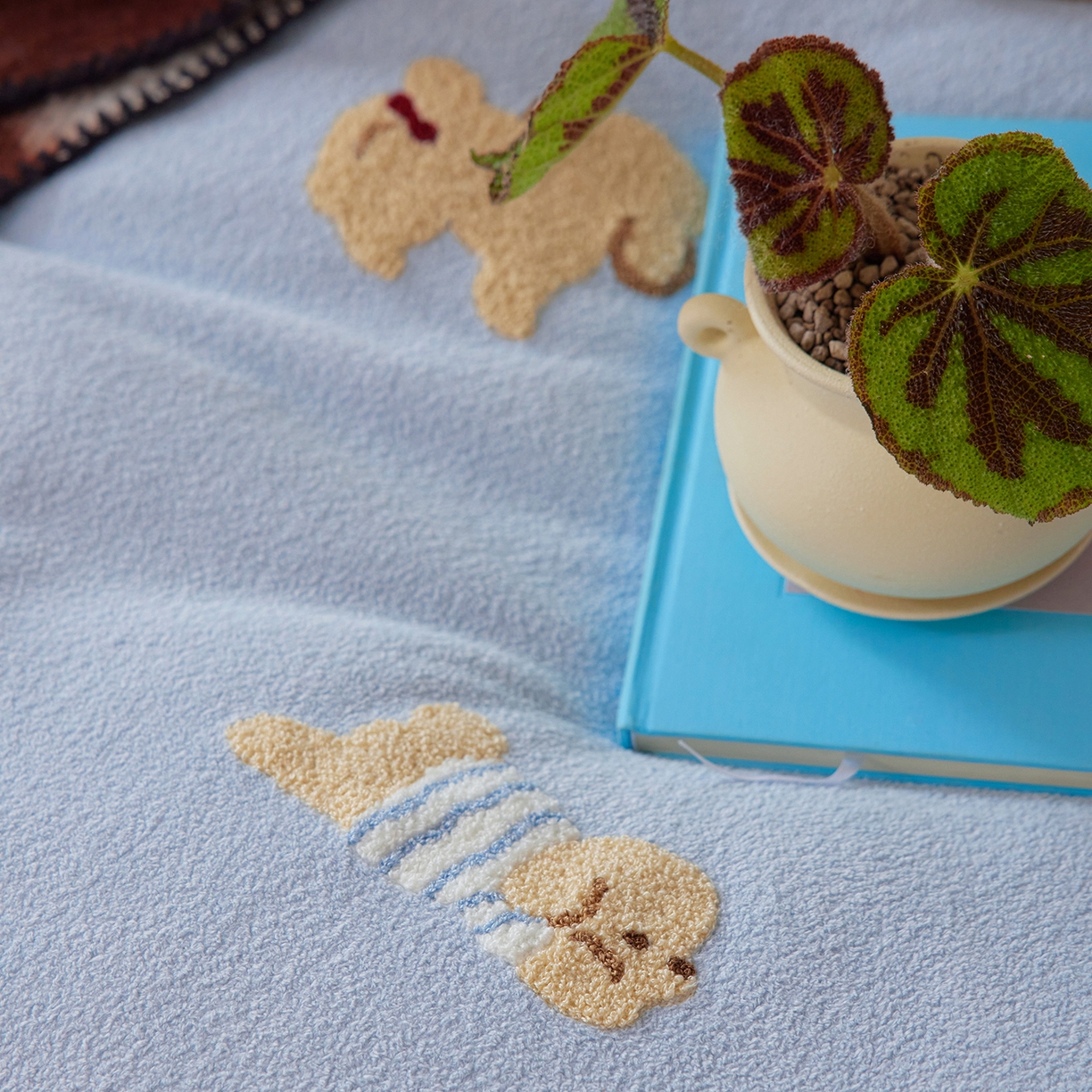 91家纺网 家纺一手货源 找家纺 风向标家纺 2025新款卡通全消光暖呢绒毛巾绣四件套-风格一 海魂衫小狗-蓝咖