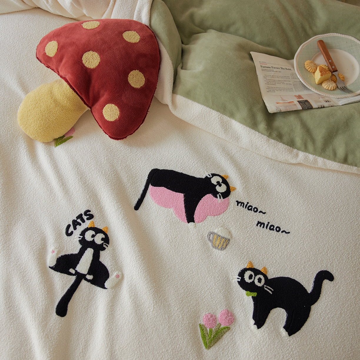 91家纺网 家纺一手货源 找家纺 风向标家纺 2025新款卡通全消光暖呢绒毛巾绣四件套-风格一 炸毛小黑猫-奶白