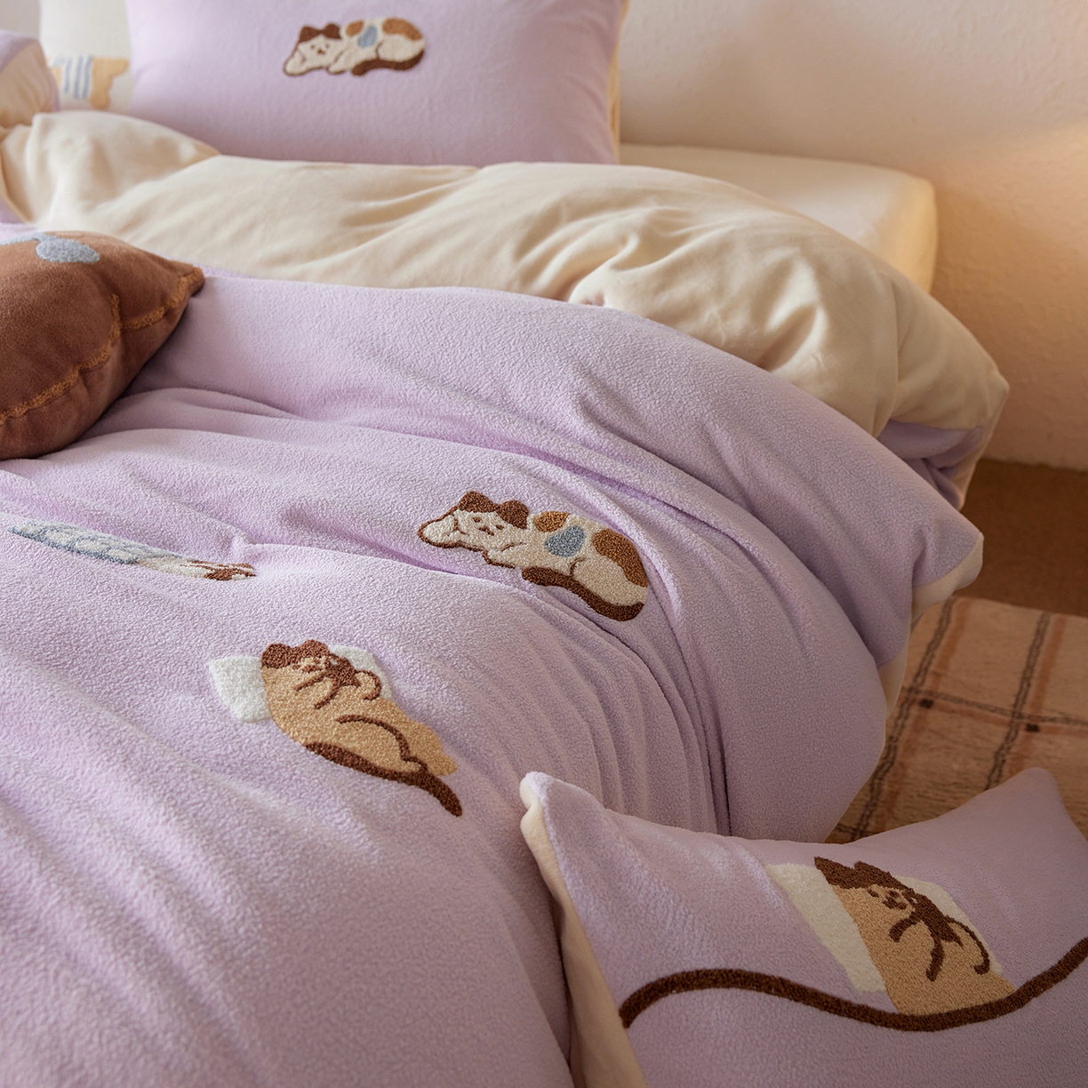 91家纺网 家纺一手货源 找家纺 风向标家纺 2025新款卡通全消光暖呢绒毛巾绣四件套-风格一 躺平猫-淡紫