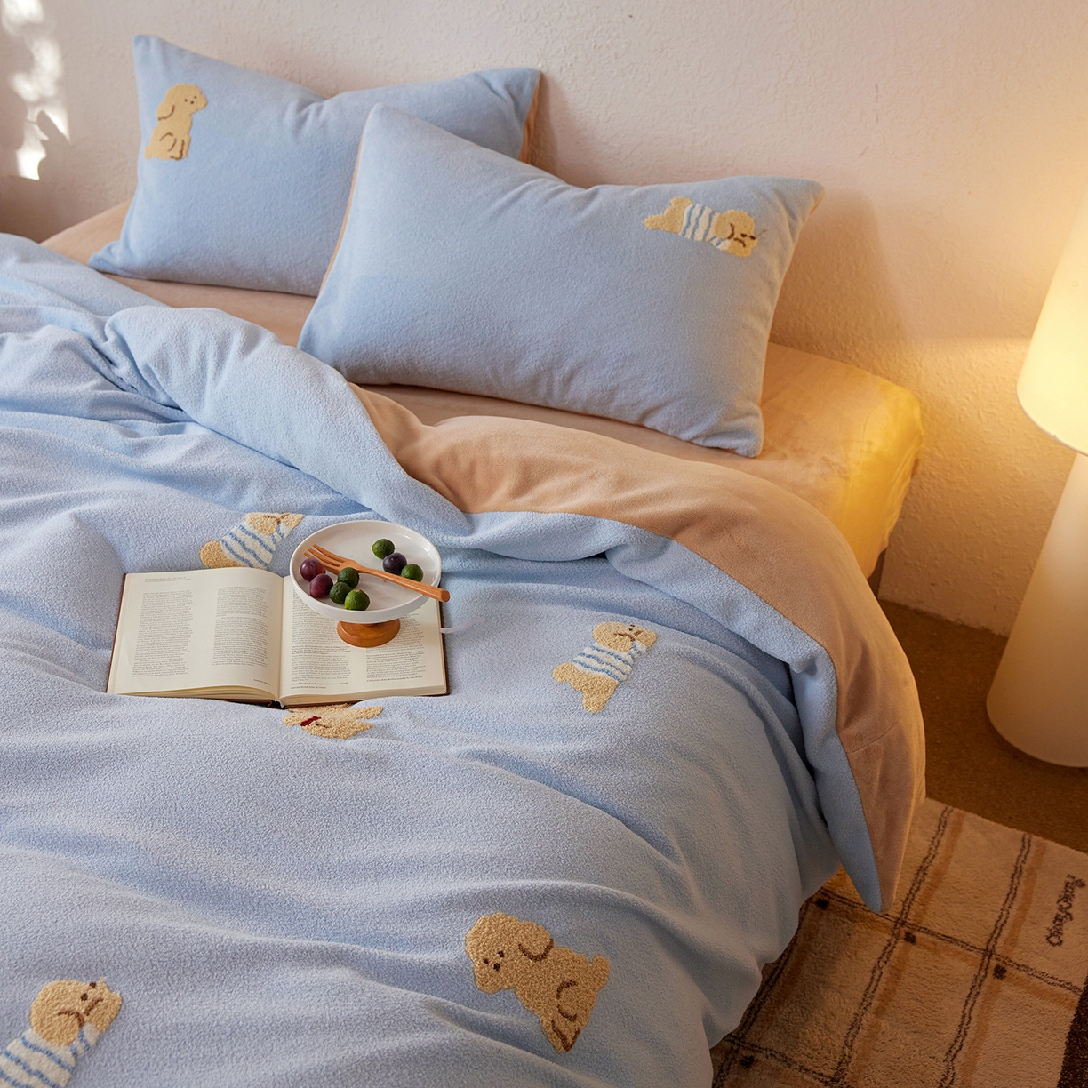 91家纺网 家纺一手货源 找家纺 风向标家纺 2025新款卡通全消光暖呢绒毛巾绣四件套-风格一 海魂衫小狗-蓝咖