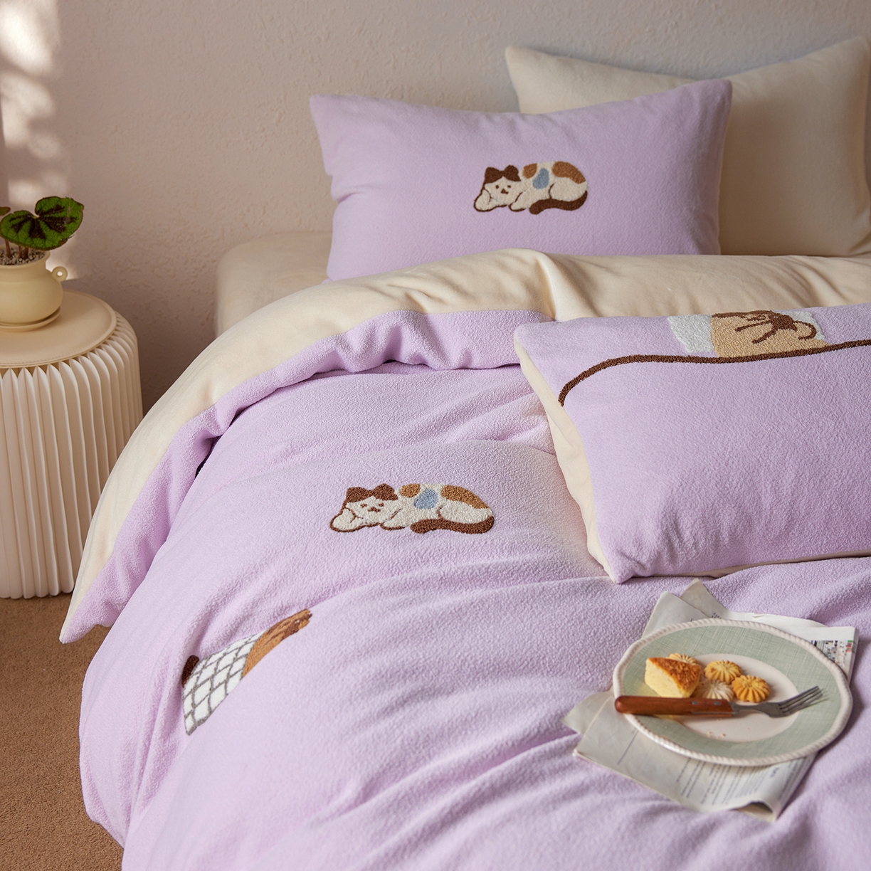 91家纺网 家纺一手货源 找家纺 风向标家纺 2025新款卡通全消光暖呢绒毛巾绣四件套-风格一 躺平猫-淡紫