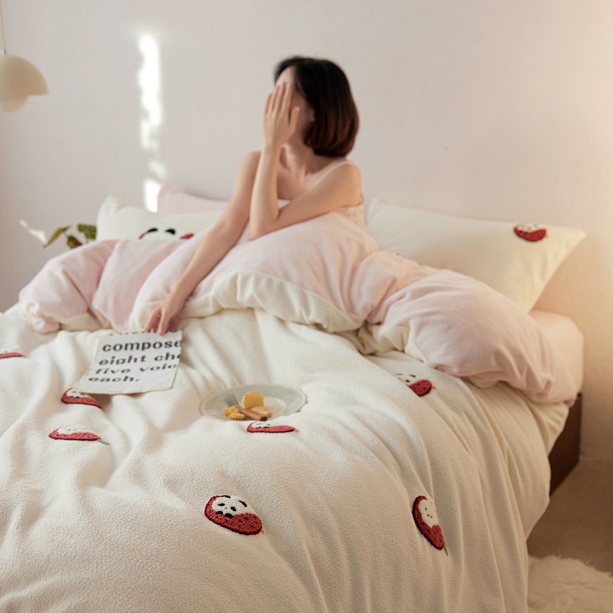 91家纺网 家纺一手货源 找家纺 风向标家纺 2025新款卡通全消光暖呢绒毛巾绣四件套-风格一 荔枝熊猫-粉