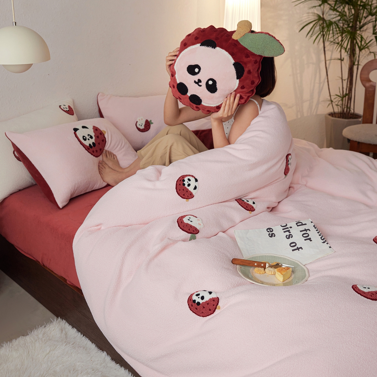 91家纺网 家纺一手货源 找家纺 风向标家纺 2025新款卡通全消光暖呢绒毛巾绣四件套-风格一 荔枝熊猫-红