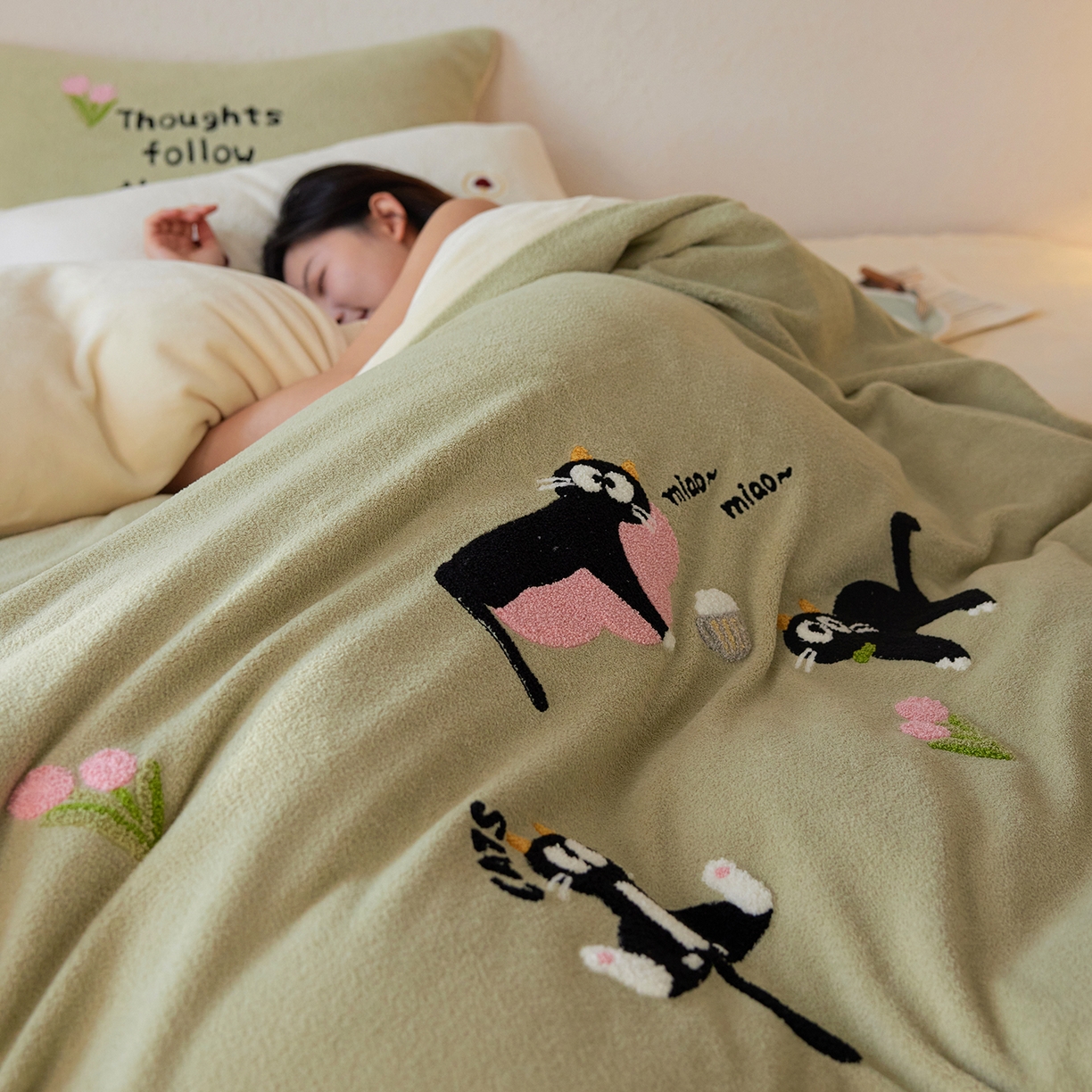 91家纺网 家纺一手货源 找家纺 风向标家纺 2025新款卡通全消光暖呢绒毛巾绣四件套-风格一 炸毛小黑猫-灰绿