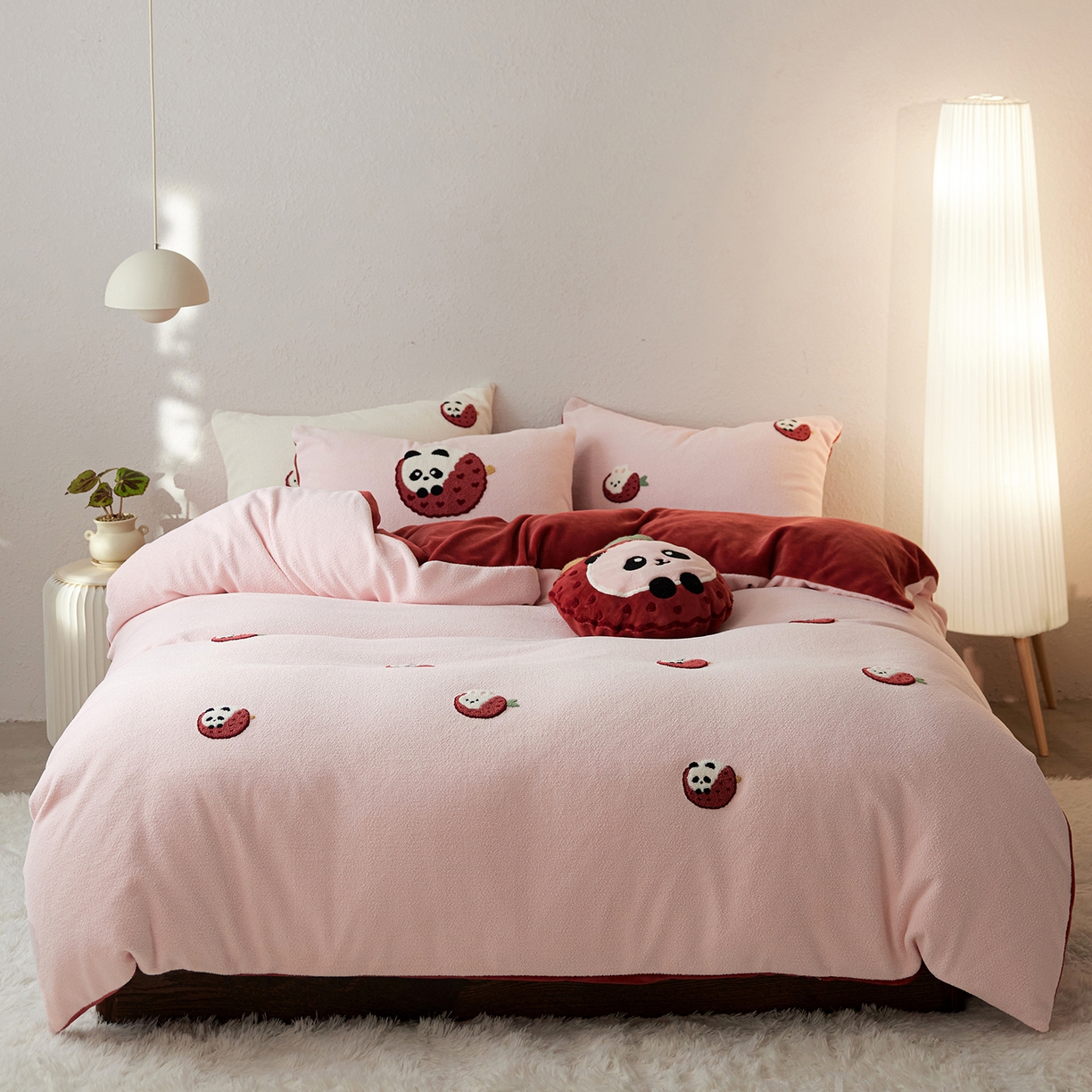 91家纺网 家纺一手货源 找家纺 风向标家纺 2025新款卡通全消光暖呢绒毛巾绣四件套-风格一 荔枝熊猫-红