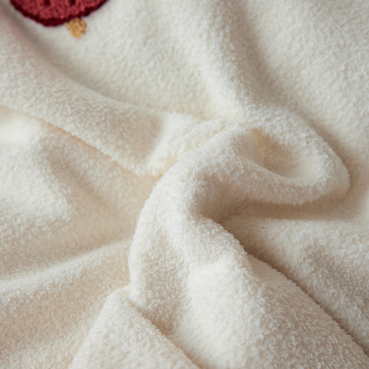 91家纺网 家纺一手货源 找家纺 风向标家纺 2025新款卡通全消光暖呢绒毛巾绣四件套-风格一 荔枝熊猫-粉