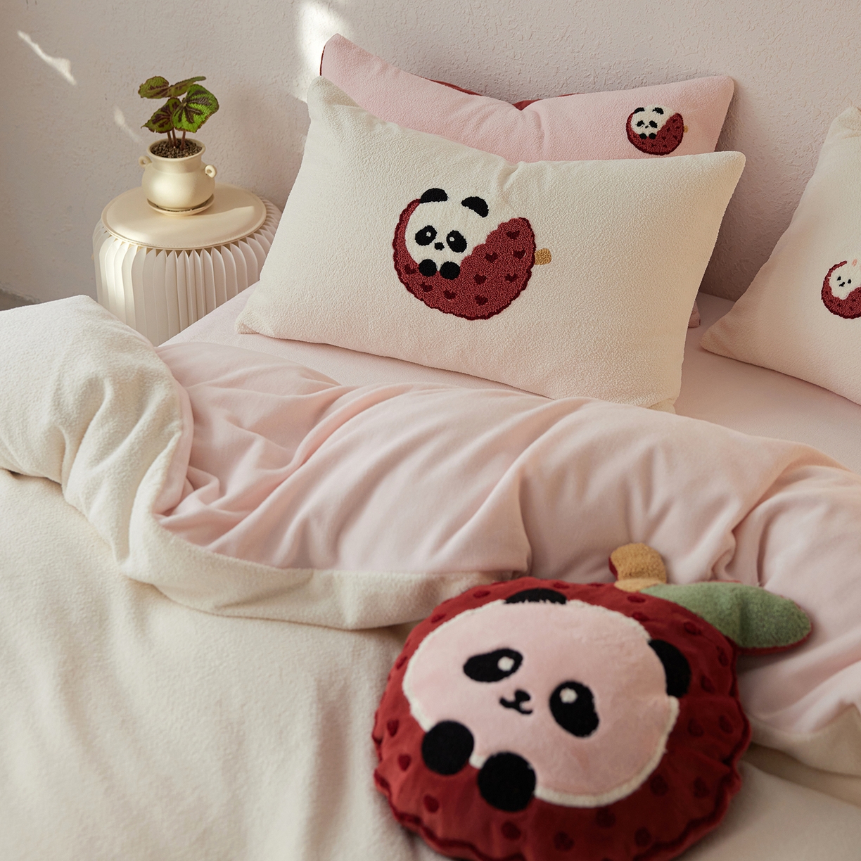 91家纺网 家纺一手货源 找家纺 风向标家纺 2025新款卡通全消光暖呢绒毛巾绣四件套-风格一 荔枝熊猫-粉
