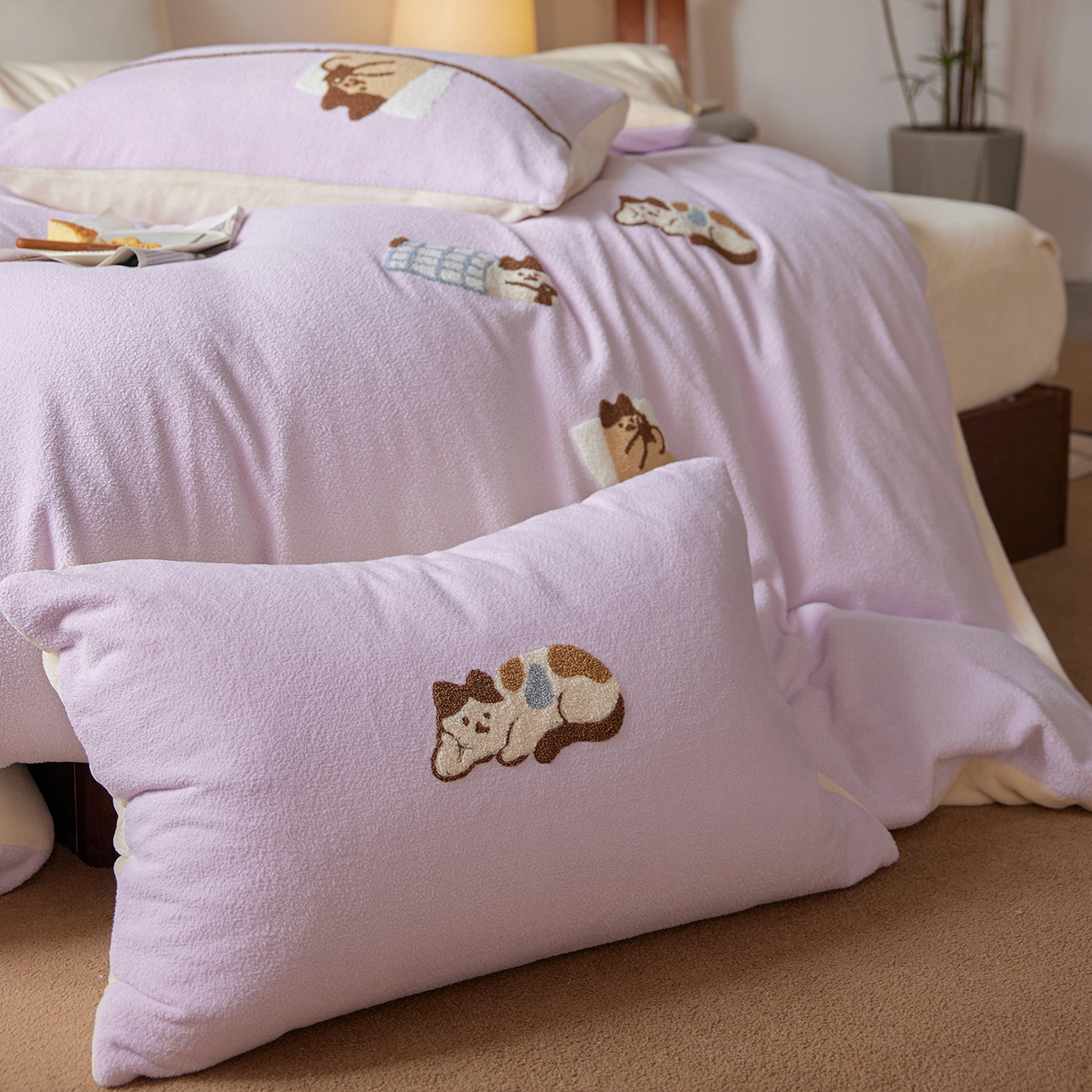 91家纺网 家纺一手货源 找家纺 风向标家纺 2025新款卡通全消光暖呢绒毛巾绣四件套-风格一 躺平猫-淡紫