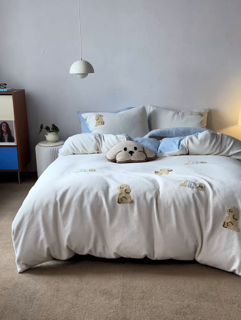 91家纺网 家纺一手货源 找家纺 风向标家纺 2025新款卡通全消光暖呢绒毛巾绣四件套-风格一 海魂衫小狗-蓝白