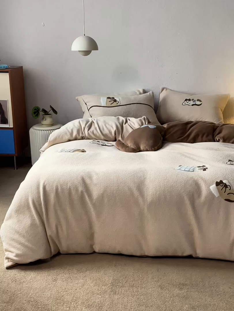 91家纺网 家纺一手货源 找家纺 风向标家纺 2025新款卡通全消光暖呢绒毛巾绣四件套-风格一 躺平猫-奶茶