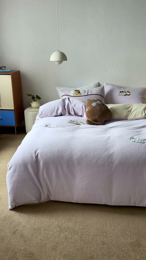 91家纺网 家纺一手货源 找家纺 风向标家纺 2025新款卡通全消光暖呢绒毛巾绣四件套-风格一 躺平猫-淡紫