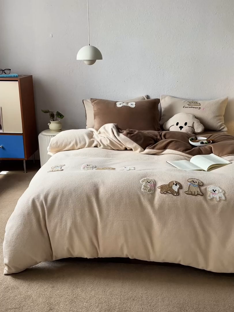 91家纺网 家纺一手货源 找家纺 风向标家纺 2025新款卡通全消光暖呢绒毛巾绣四件套-风格一 站队小泰迪