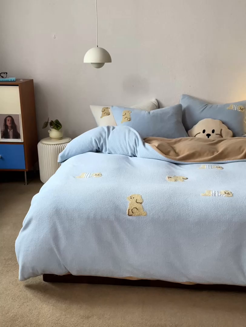 91家纺网 家纺一手货源 找家纺 风向标家纺 2025新款卡通全消光暖呢绒毛巾绣四件套-风格一 海魂衫小狗-蓝咖