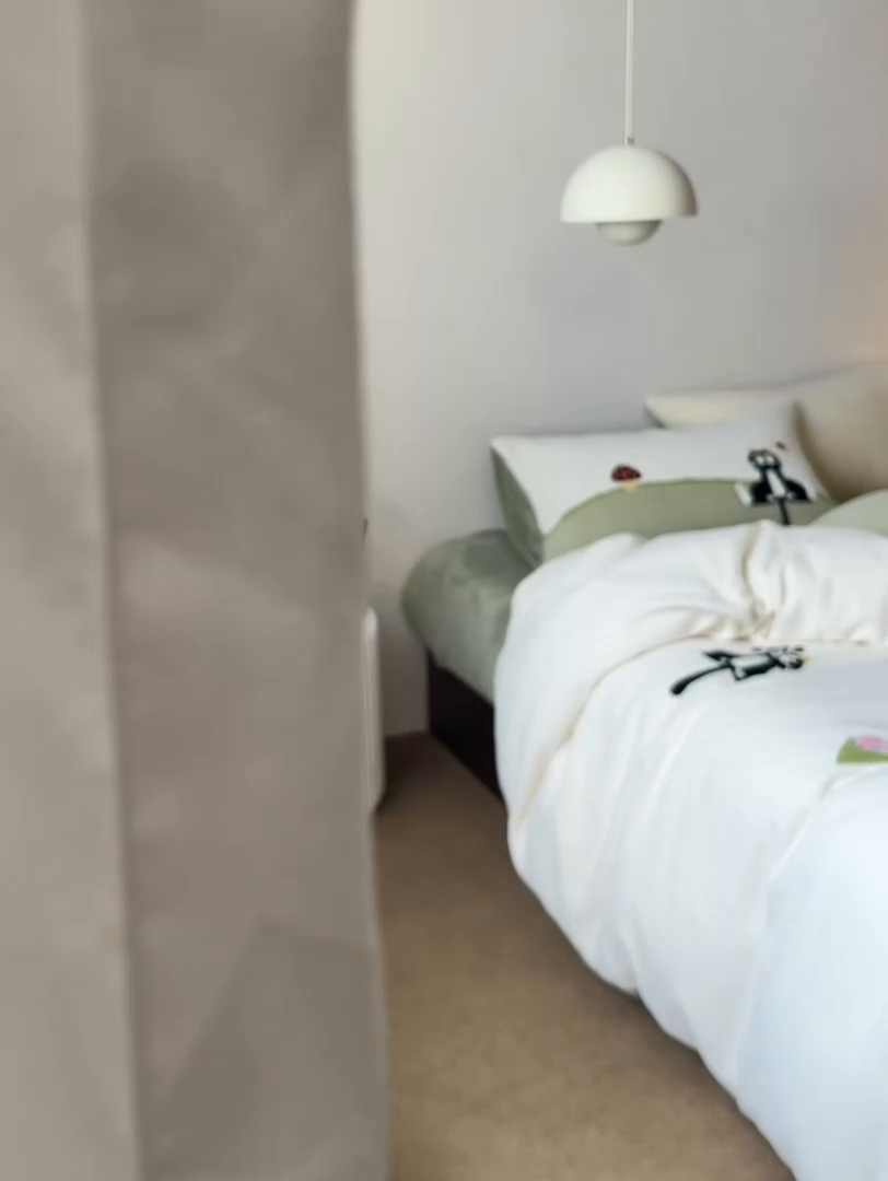 91家纺网 家纺一手货源 找家纺 风向标家纺 2025新款卡通全消光暖呢绒毛巾绣四件套-风格一 炸毛小黑猫-奶白