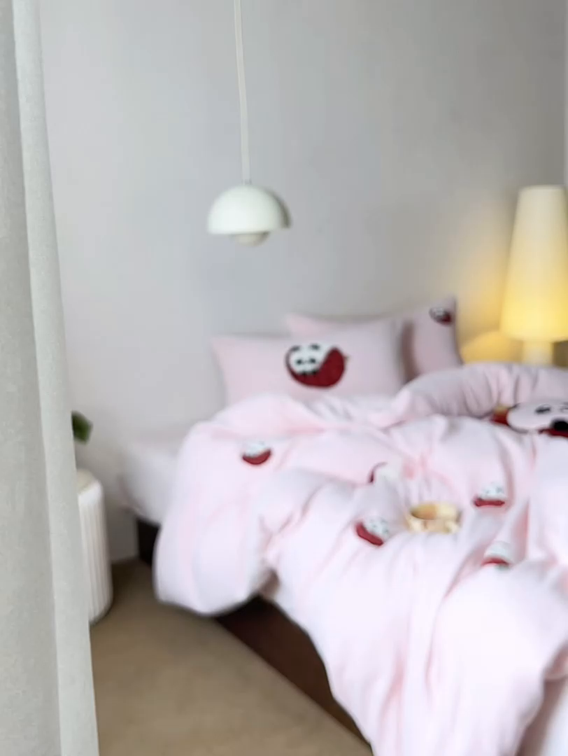 91家纺网 家纺一手货源 找家纺 风向标家纺 2025新款卡通全消光暖呢绒毛巾绣四件套-风格一 荔枝熊猫-粉