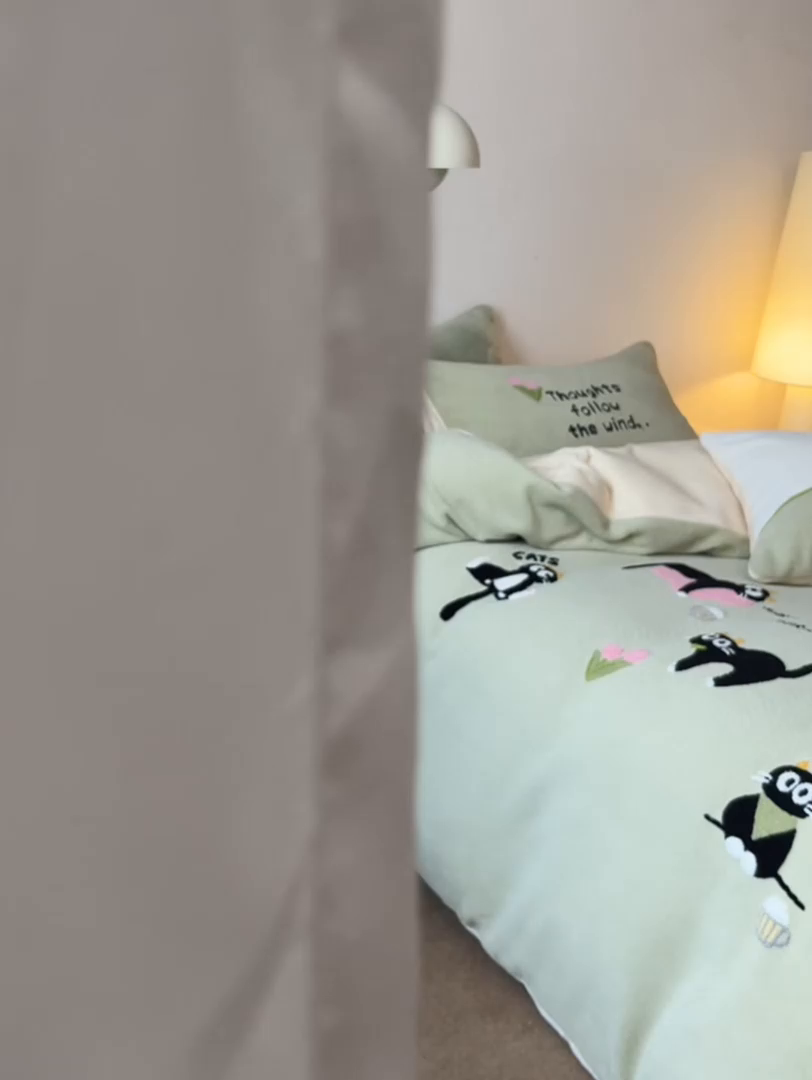 91家纺网 家纺一手货源 找家纺 风向标家纺 2025新款卡通全消光暖呢绒毛巾绣四件套-风格一 炸毛小黑猫-灰绿