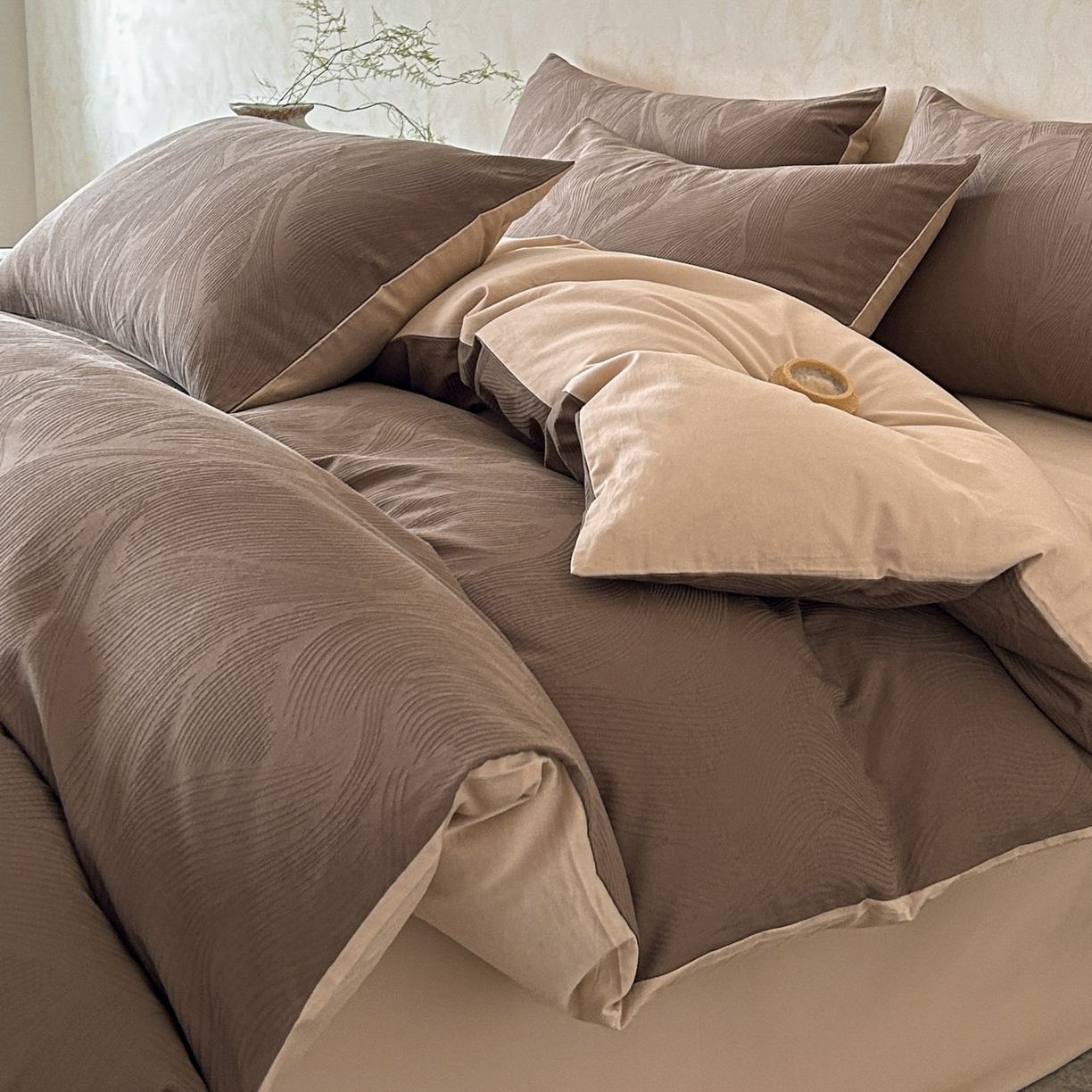 91家纺网 家纺一手货源 找家纺 618家纺 2025新款全棉磨毛提花法式双拼四件套-赫本系列 赫本-云影咖