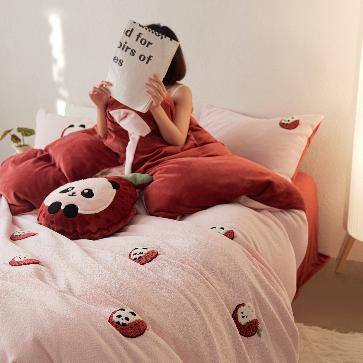 91家纺网 家纺一手货源 找家纺 风向标家纺 2025新款卡通全消光暖呢绒毛巾绣四件套-风格一 荔枝熊猫-红