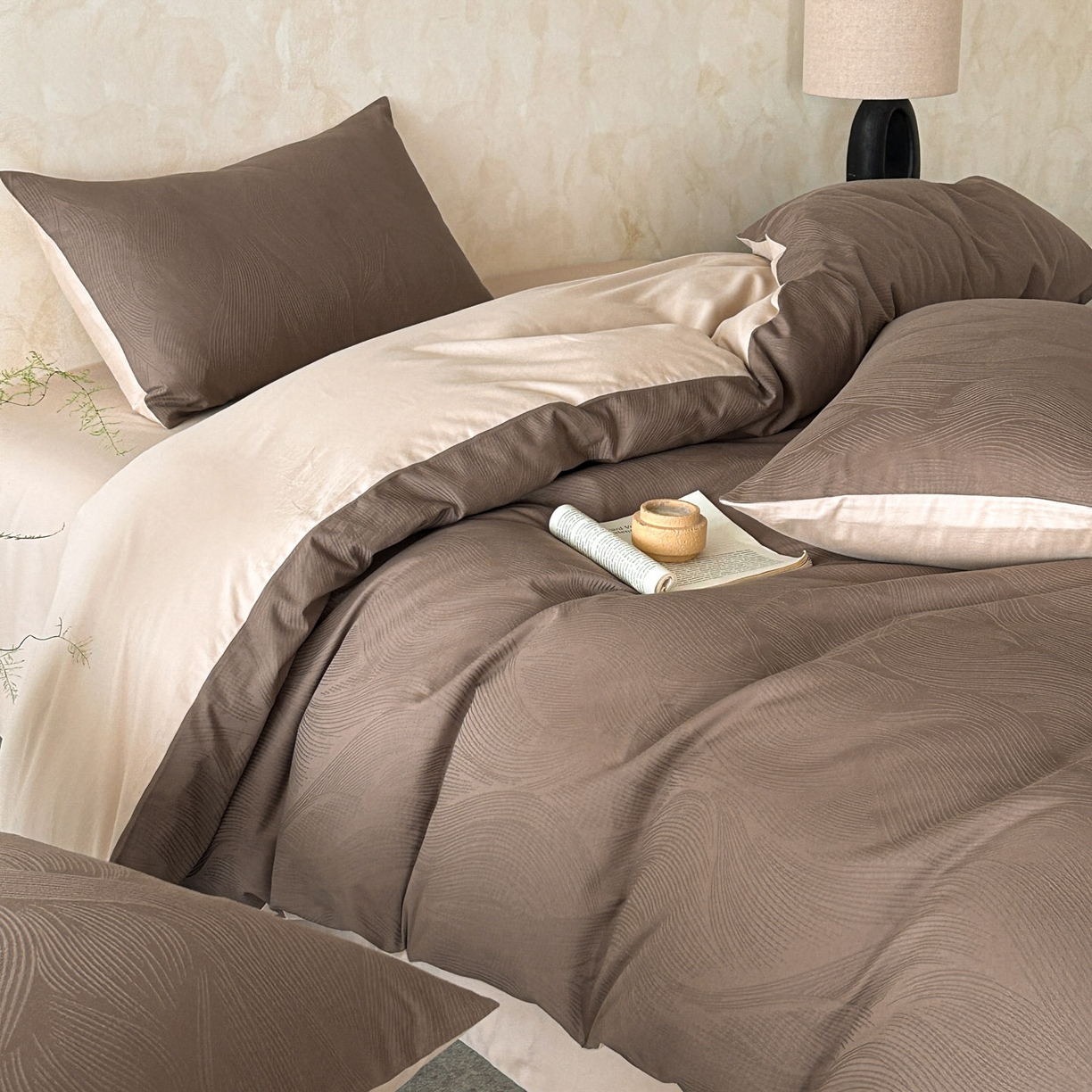 91家纺网 家纺一手货源 找家纺 618家纺 2025新款全棉磨毛提花法式双拼四件套-赫本系列 赫本-云影咖