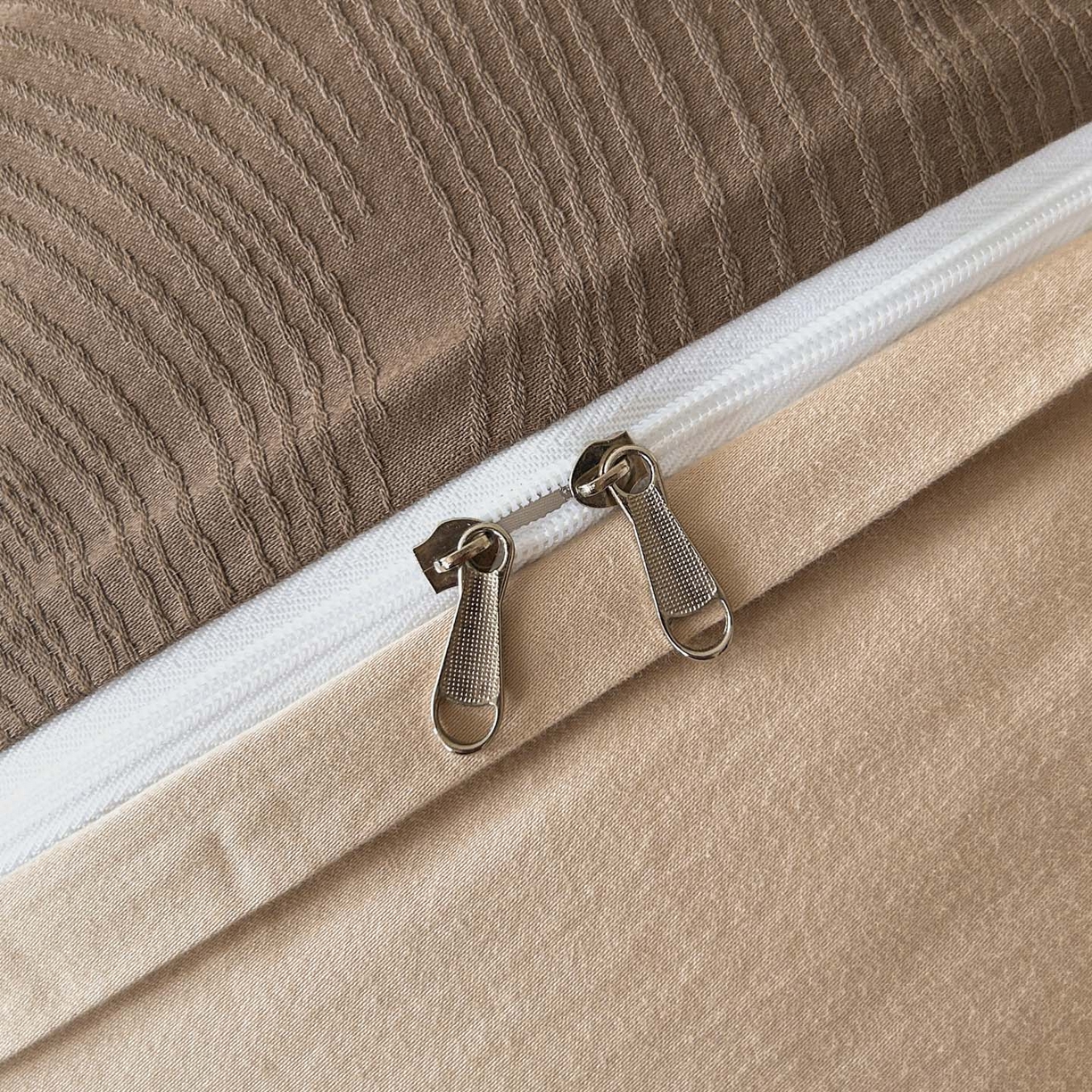 91家纺网 家纺一手货源 找家纺 618家纺 2025新款全棉磨毛提花法式双拼四件套-赫本系列 赫本-云影咖