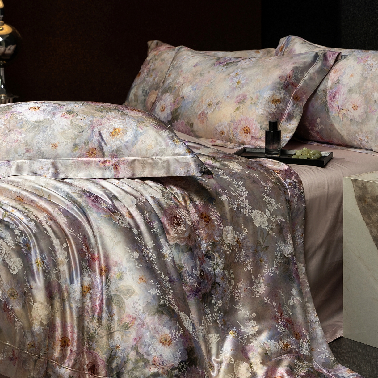 91家纺网 家纺一手货源 找家纺 太古汇家居 2025新款桑真丝提花+印花系列四件套 琉璃梦境-粉