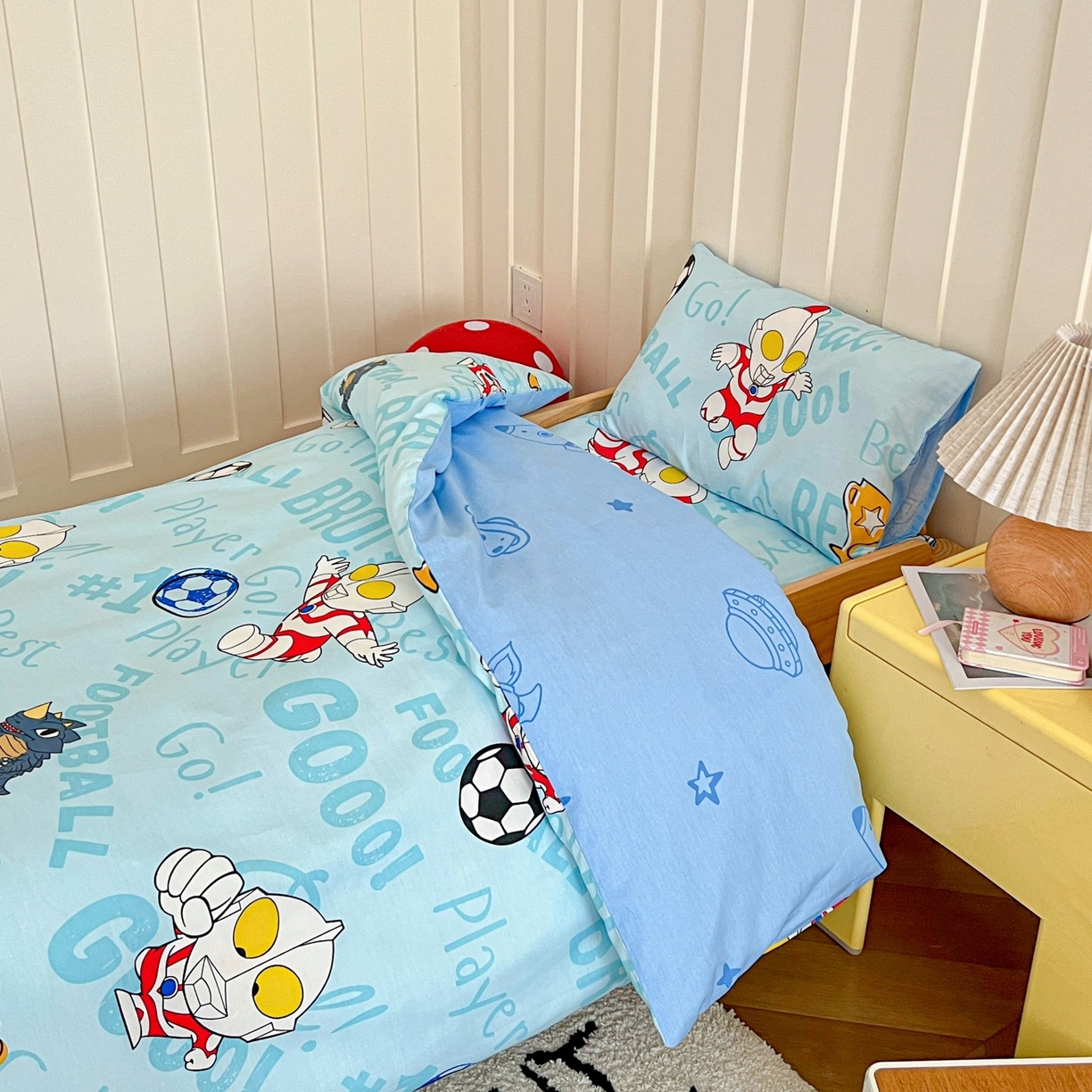 91家纺网 家纺一手货源 找家纺 名兮家居 2025新款全棉小版经典奥特曼-三丽鸥幼儿园儿童套件【含防伪标】 世界杯
