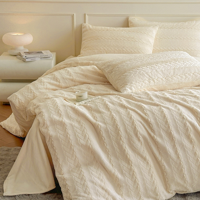 91家纺网 家纺一手货源 找家纺 618家纺 2025新款冬日纯色法式浪漫月桂绒四件套 月桂绒-奶白绒