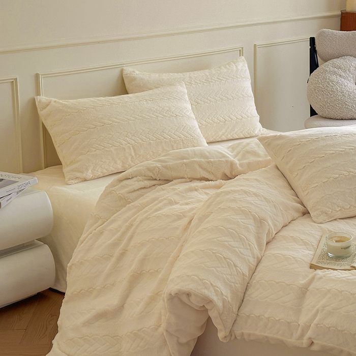 91家纺网 家纺一手货源 找家纺 618家纺 2025新款冬日纯色法式浪漫月桂绒四件套 月桂绒-奶白绒