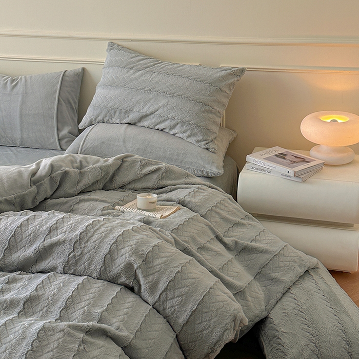 91家纺网 家纺一手货源 找家纺 618家纺 2025新款冬日纯色法式浪漫月桂绒四件套 月桂绒-灰纹绒