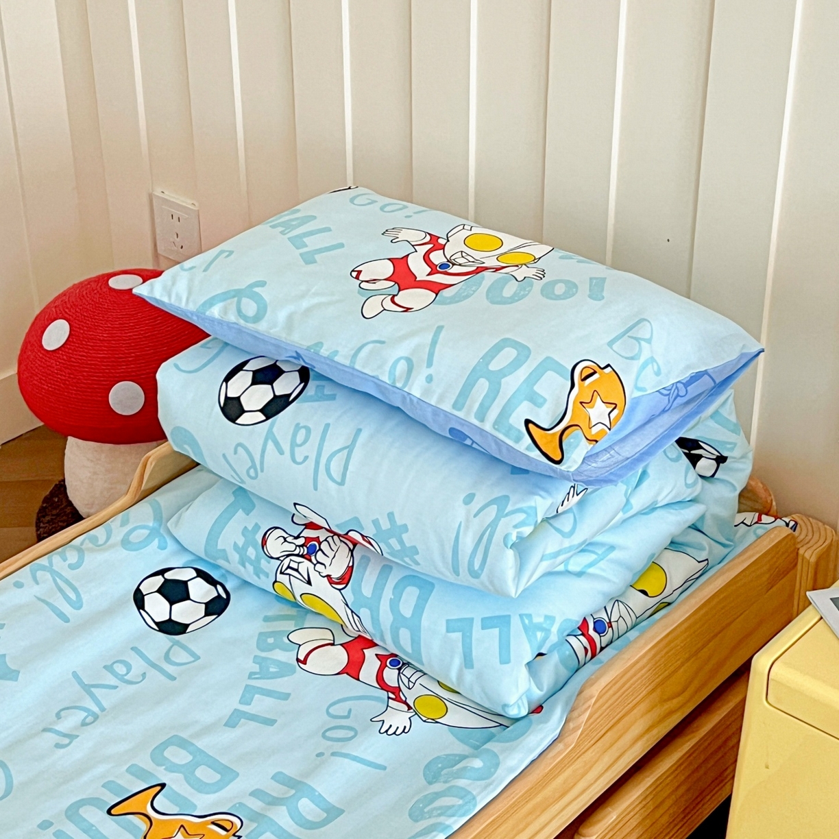 91家纺网 家纺一手货源 找家纺 名兮家居 2025新款全棉小版经典奥特曼-三丽鸥幼儿园儿童套件【含防伪标】 世界杯