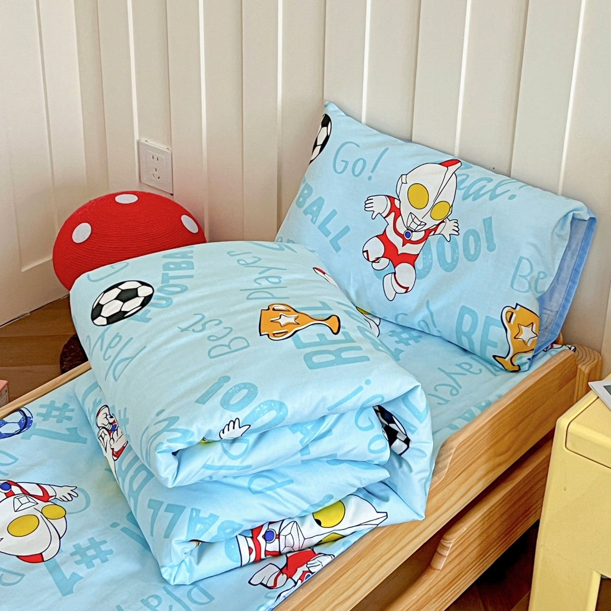 91家纺网 家纺一手货源 找家纺 名兮家居 2025新款全棉小版经典奥特曼-三丽鸥幼儿园儿童套件【含防伪标】 世界杯