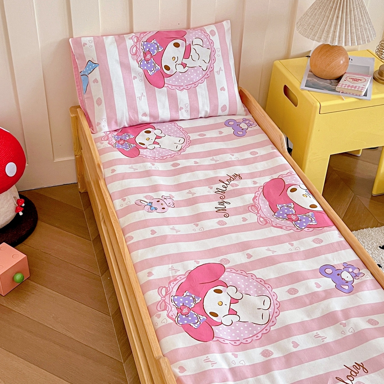 91家纺网 家纺一手货源 找家纺 名兮家居 2025新款全棉小版经典奥特曼-三丽鸥幼儿园儿童套件【含防伪标】 竖条美乐蒂