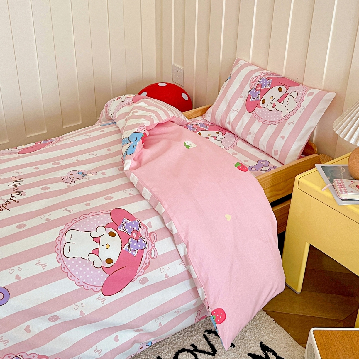 91家纺网 家纺一手货源 找家纺 名兮家居 2025新款全棉小版经典奥特曼-三丽鸥幼儿园儿童套件【含防伪标】 竖条美乐蒂