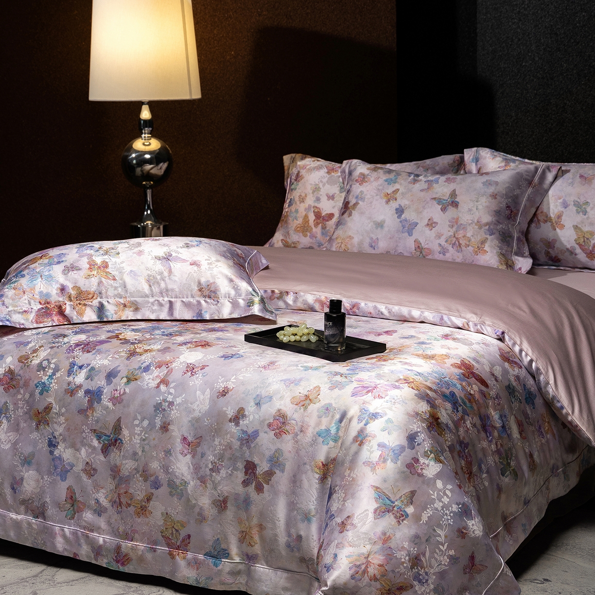 91家纺网 家纺一手货源 找家纺 太古汇家居 2025新款桑真丝提花+印花系列四件套 星光蝶影-粉