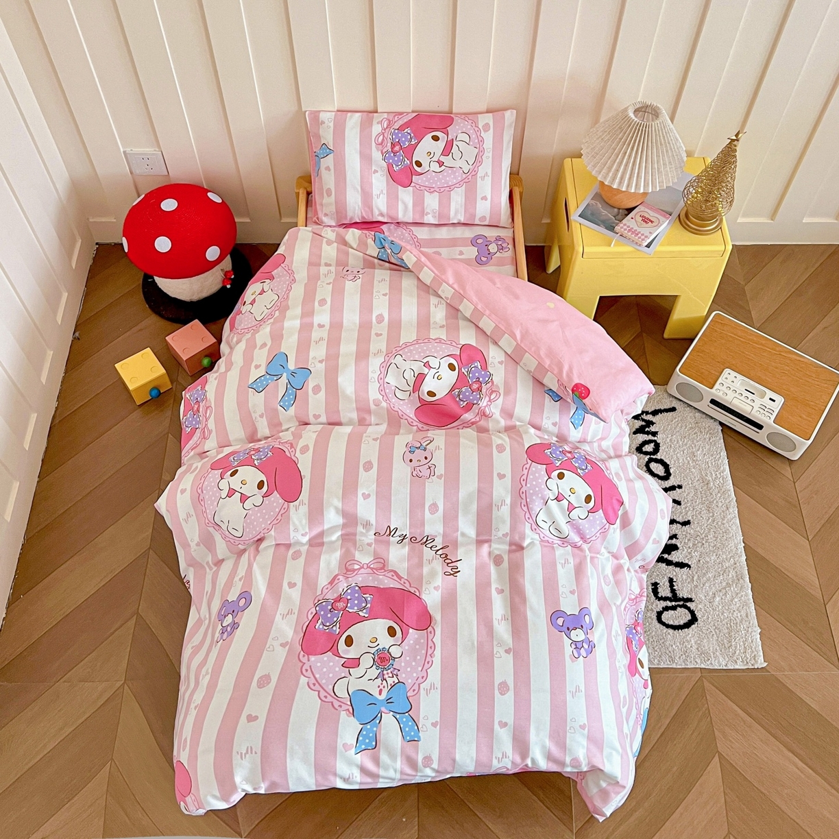 91家纺网 家纺一手货源 找家纺 名兮家居 2025新款全棉小版经典奥特曼-三丽鸥幼儿园儿童套件【含防伪标】 竖条美乐蒂