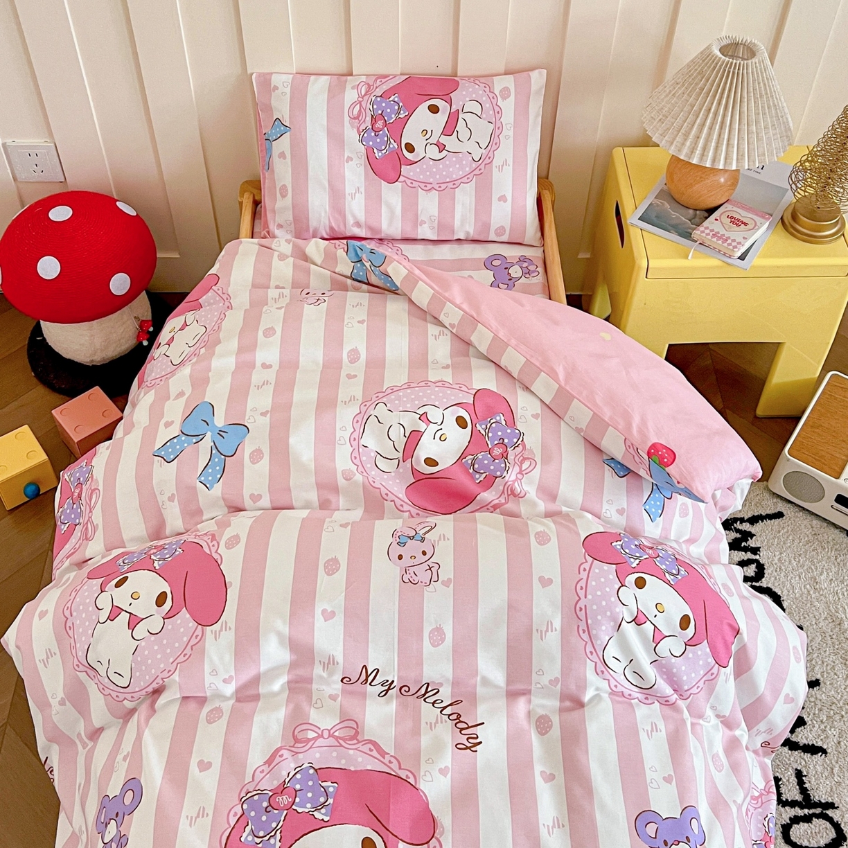 91家纺网 家纺一手货源 找家纺 名兮家居 2025新款全棉小版经典奥特曼-三丽鸥幼儿园儿童套件【含防伪标】 竖条美乐蒂