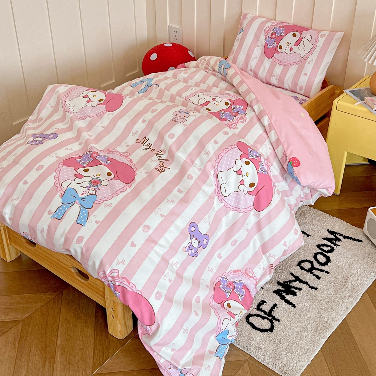 91家纺网 家纺一手货源 找家纺 名兮家居 2025新款全棉小版经典奥特曼-三丽鸥幼儿园儿童套件【含防伪标】 竖条美乐蒂