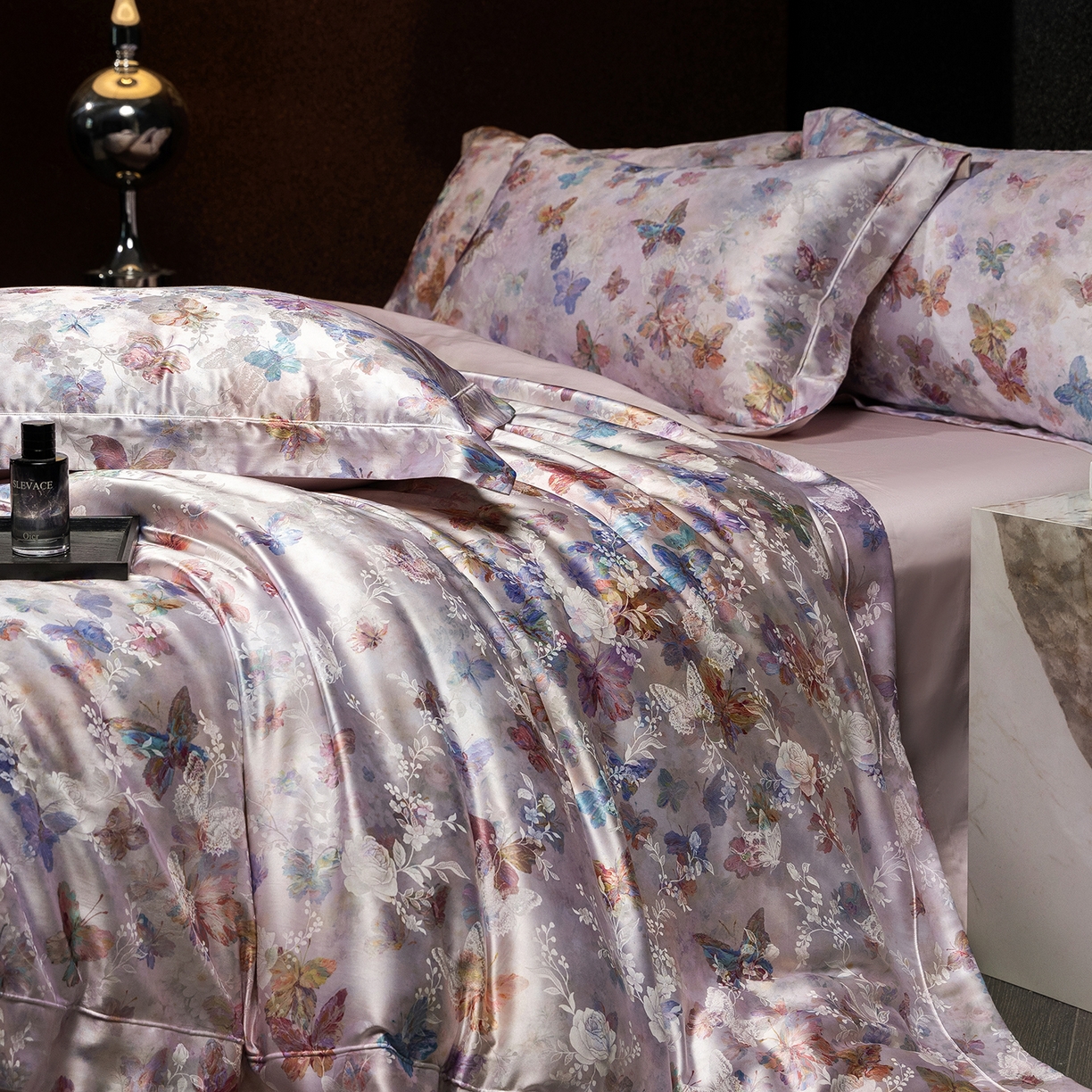 91家纺网 家纺一手货源 找家纺 太古汇家居 2025新款桑真丝提花+印花系列四件套 星光蝶影-粉