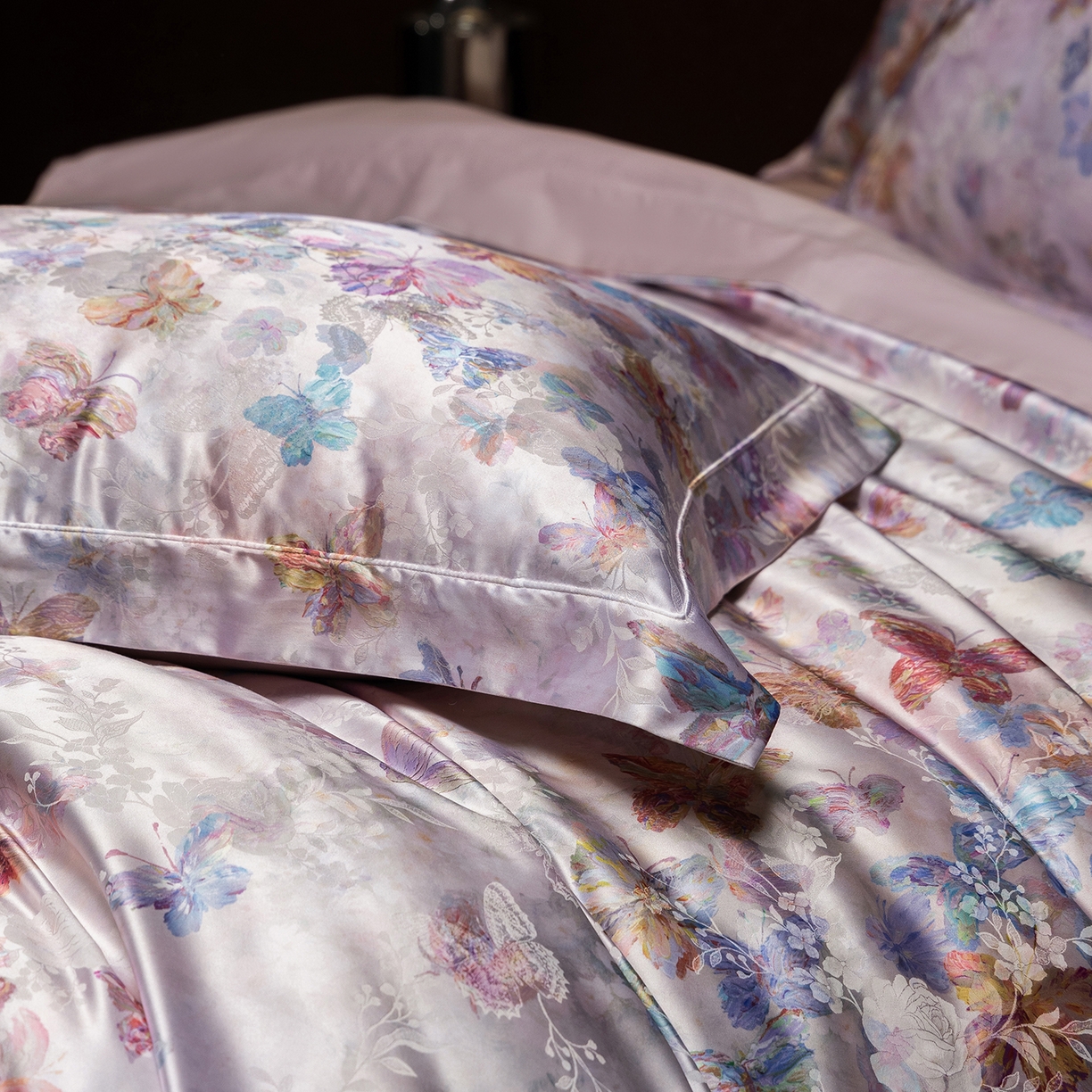 91家纺网 家纺一手货源 找家纺 太古汇家居 2025新款桑真丝提花+印花系列四件套 星光蝶影-粉