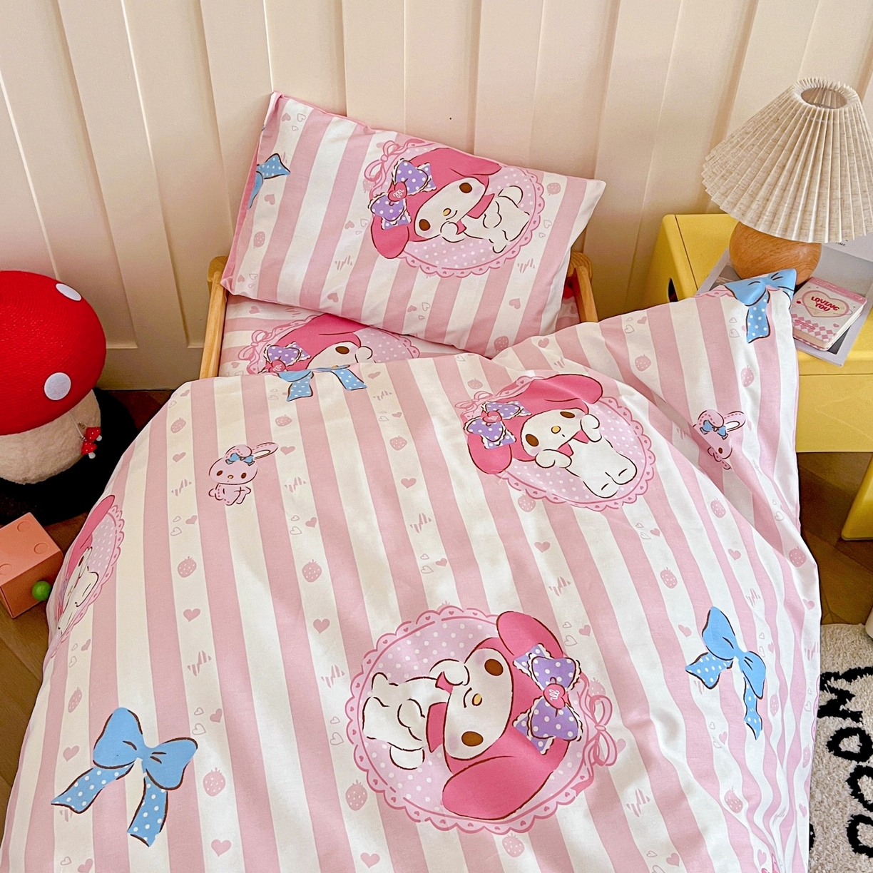 91家纺网 家纺一手货源 找家纺 名兮家居 2025新款全棉小版经典奥特曼-三丽鸥幼儿园儿童套件【含防伪标】 竖条美乐蒂